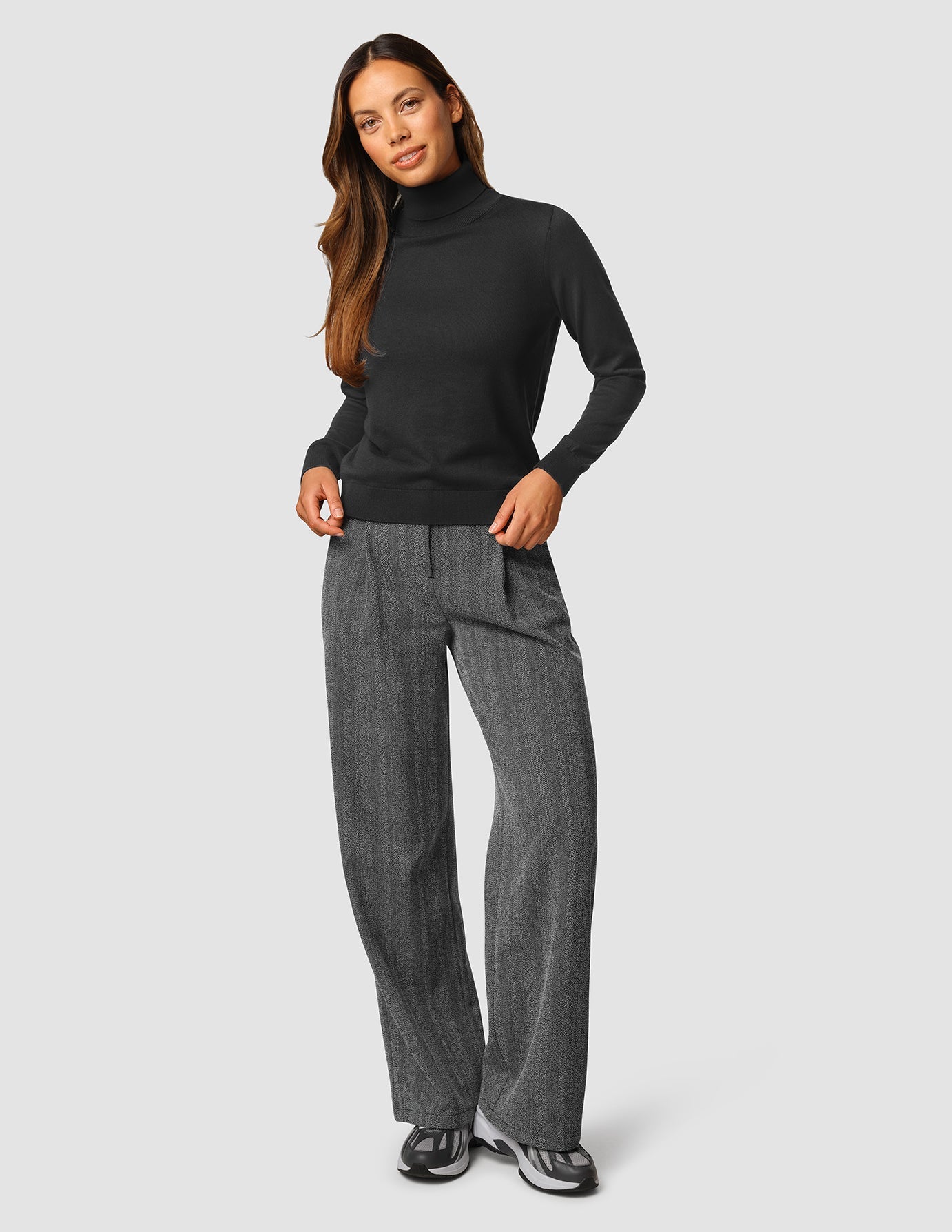Fin Strik Black Turtleneck