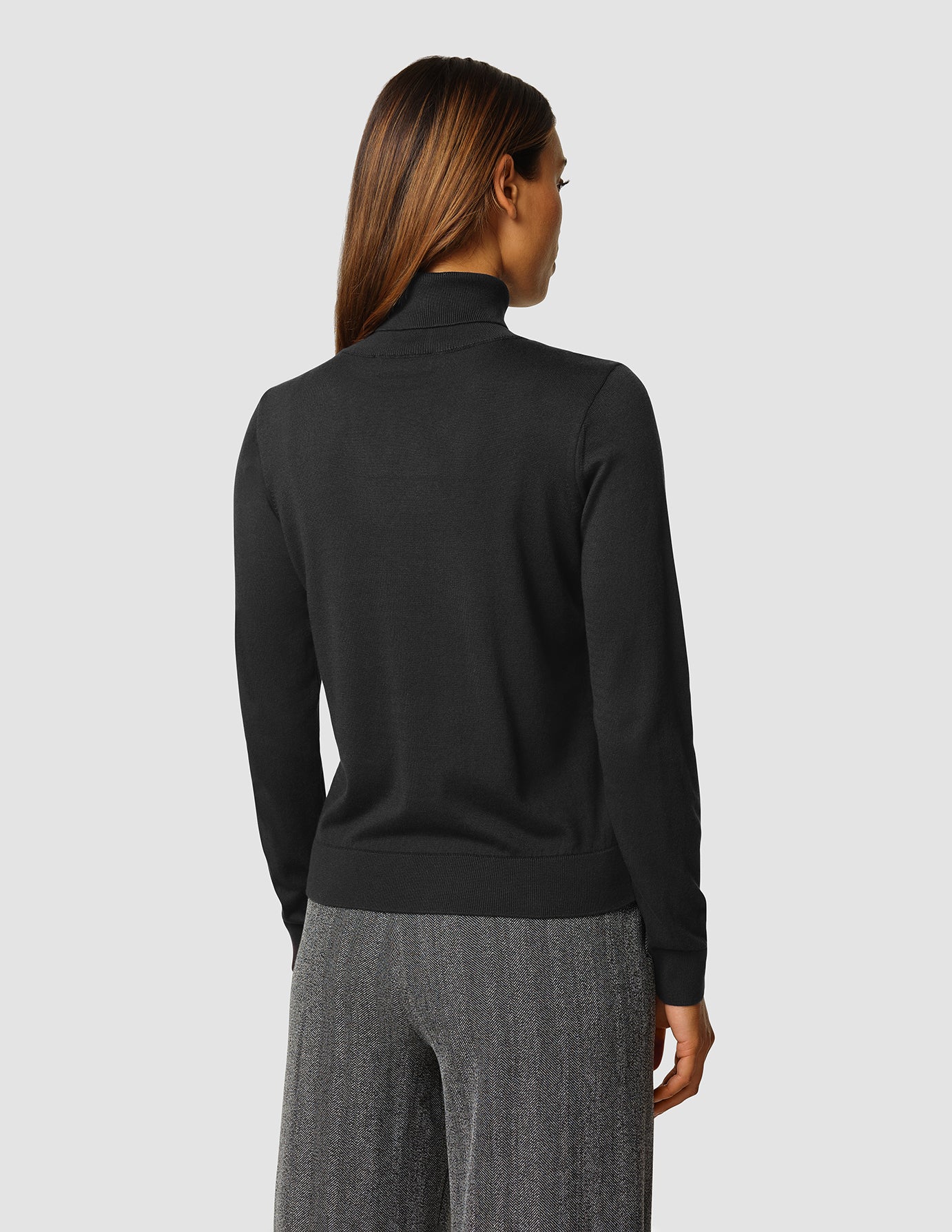 Fin Strik Black Turtleneck