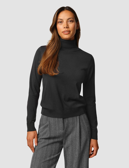 Fin Strik Black Turtleneck