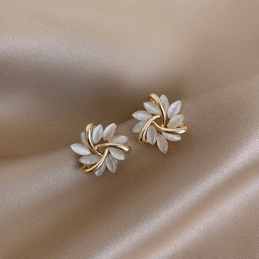 Elegante og eksklusive guldøreringe med opal petal i cirkeldesign