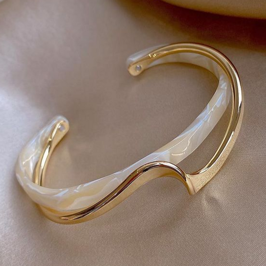 Elegant Armbånd med Hvid Opal og Guld